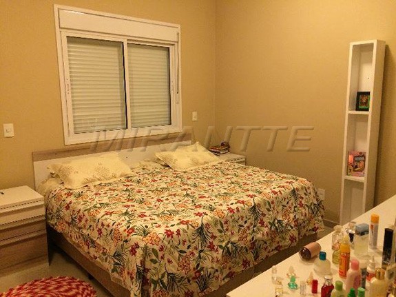 Sobrado de 2014m² com 3 quartos em Vila Carbone