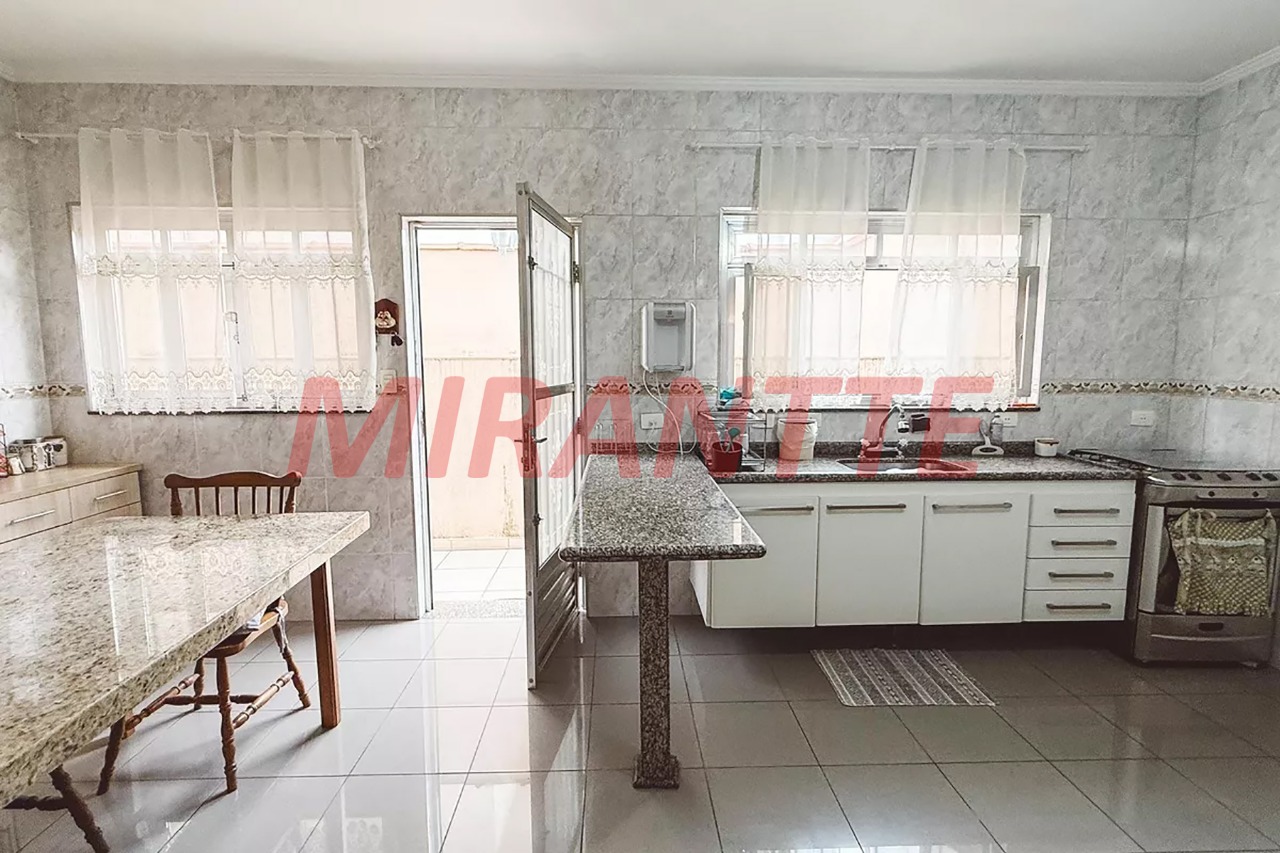 Sobrado de 230m² com 4 quartos em Imirim
