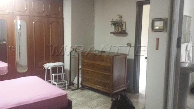 Sobrado de 200m² com 4 quartos em Vila Mazzei