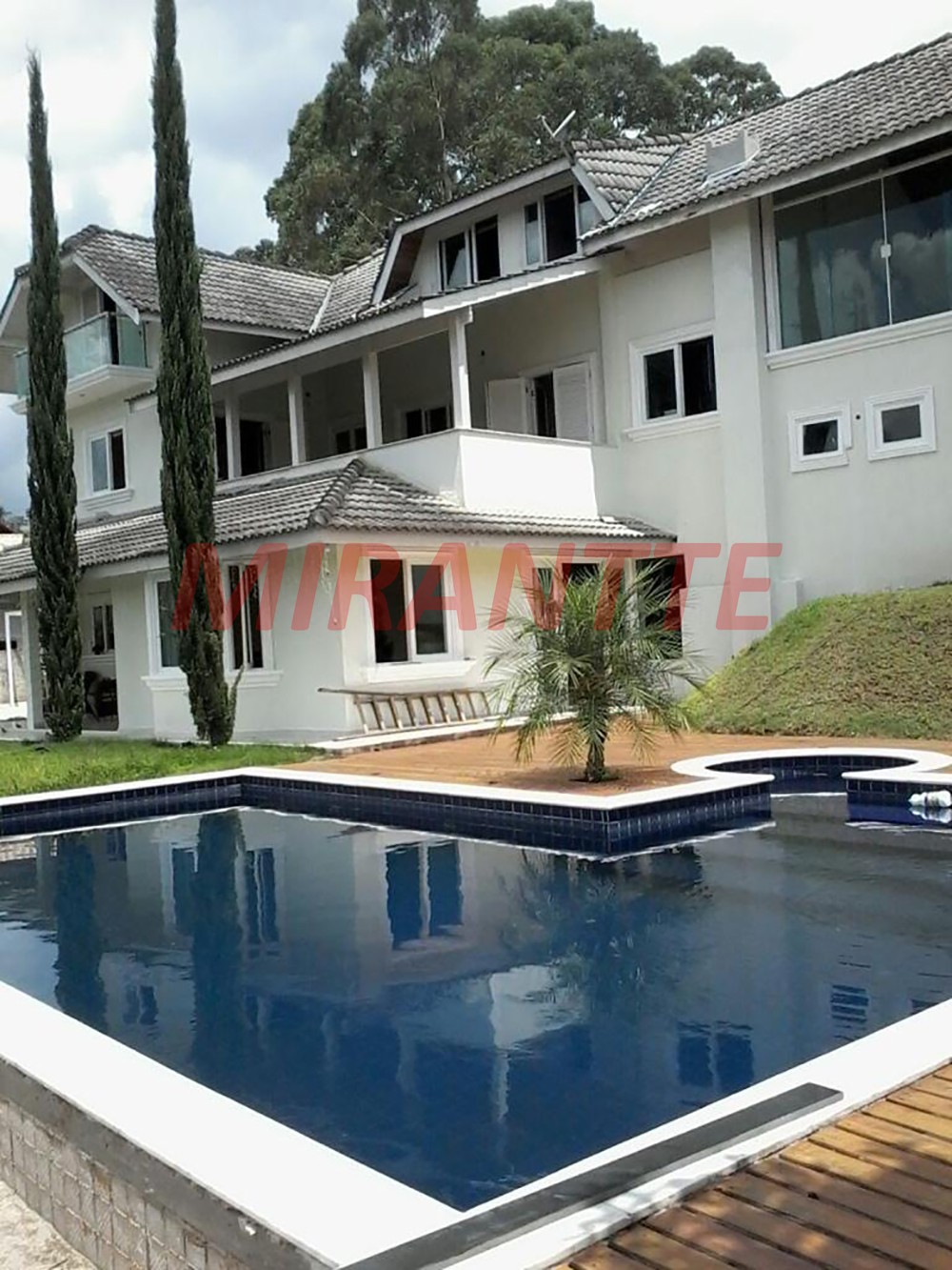 Sobrado de 600m² com 6 quartos em Serra da Cantareira