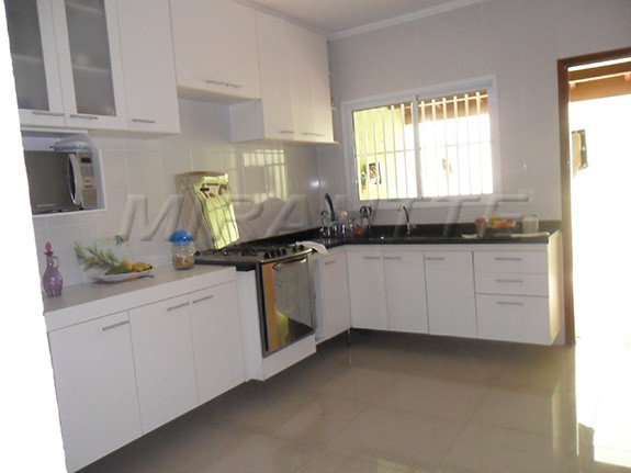 Cond. fechado de 111m² com 3 quartos em Vila Nivi
