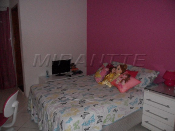 Cond. fechado de 111m² com 3 quartos em Vila Nivi