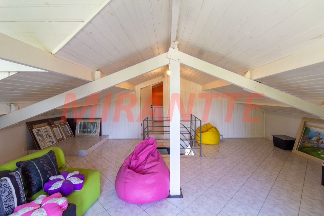 Sobrado de 440m² com 4 quartos em Serra Da Cantareira