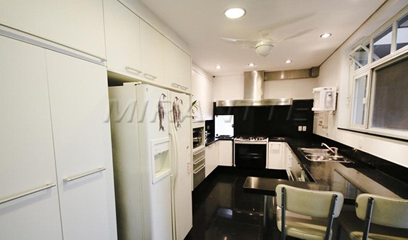 Sobrado de 650m² com 4 quartos em Vila Tramontano