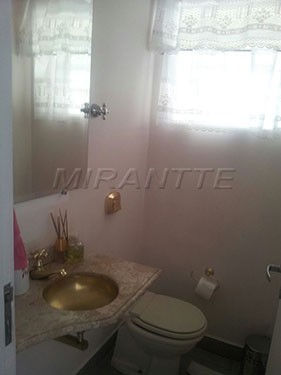 Sobrado de 276m² com 5 quartos em Horto Florestal