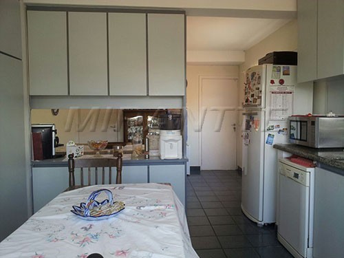 Sobrado de 276m² com 5 quartos em Horto Florestal
