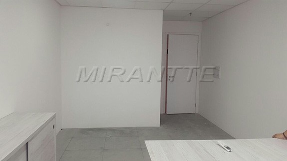 Conjunto comercial de 33m² em Limão