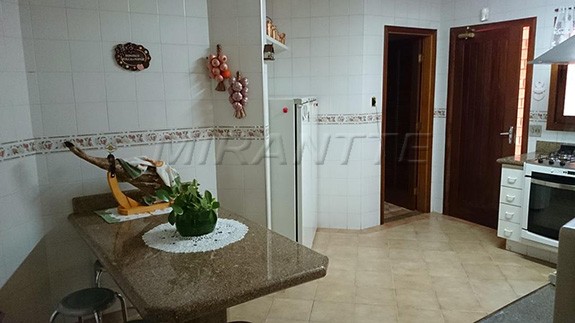 Cond. fechado de 550m² com 4 quartos em CENTRO