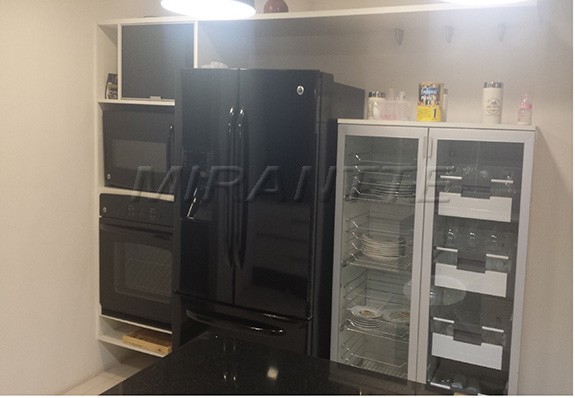 Sobrado de 400m² com 4 quartos em Granja Viana