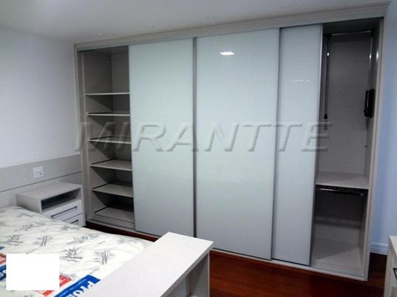 Sobrado de 400m² com 4 quartos em Granja Viana