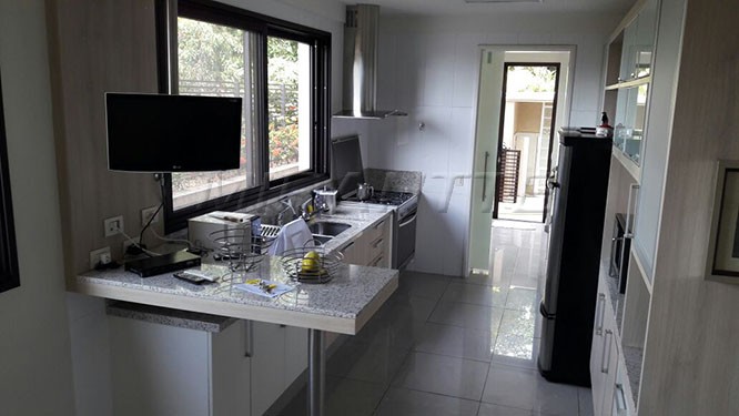 Cond. fechado de 700m² com 4 quartos em Tremembe