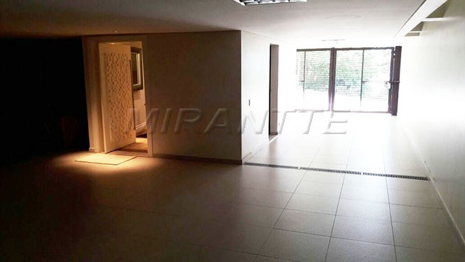 Cond. fechado de 700m² com 4 quartos em Tremembe