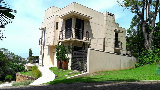 Cond. fechado de 700m² com 4 quartos em Tremembe