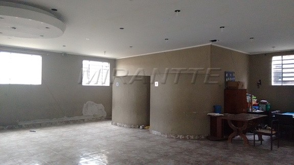 Comercial de 900m² em Vila Carbone