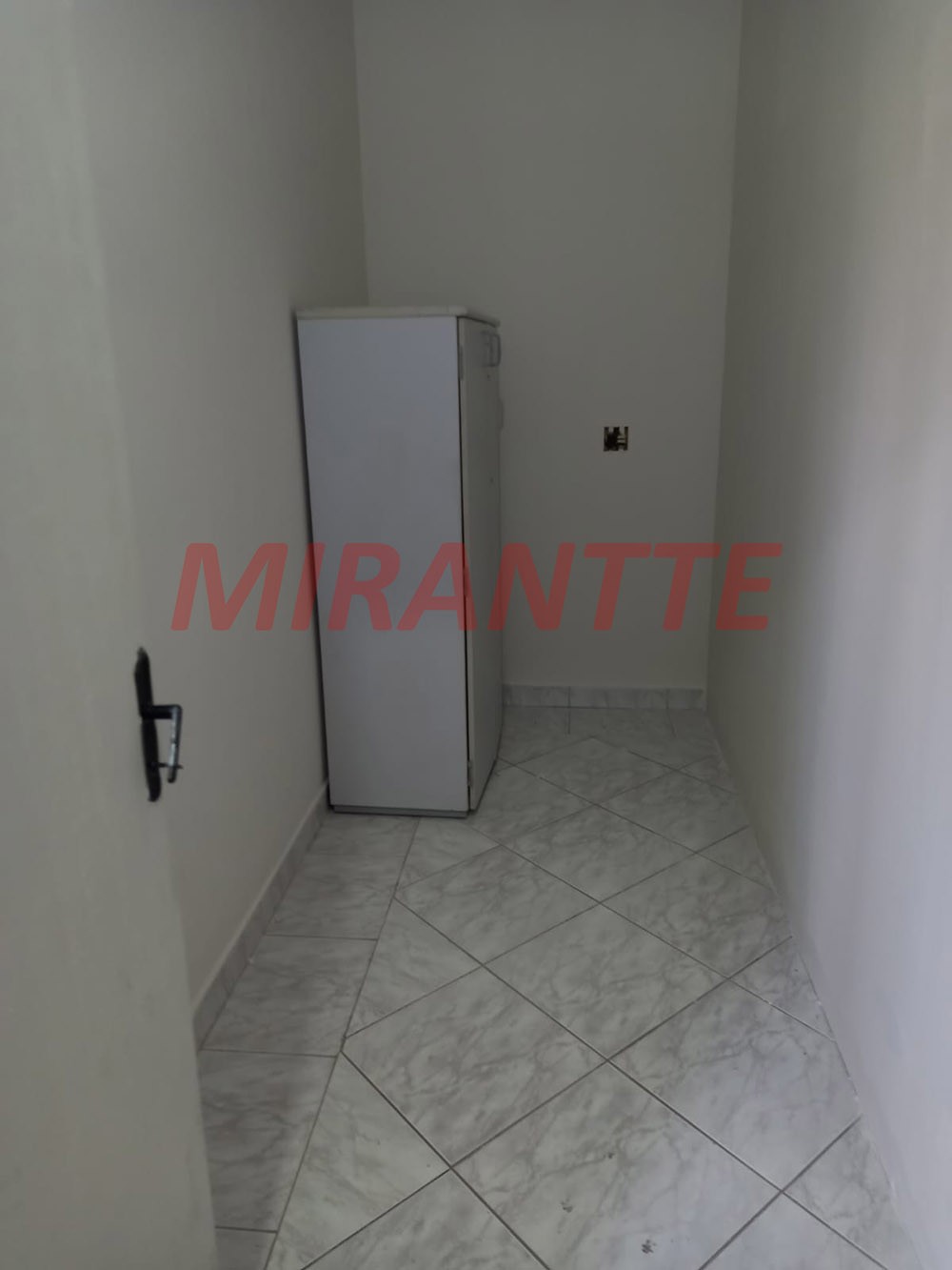 Comercial de 750m² em Limão