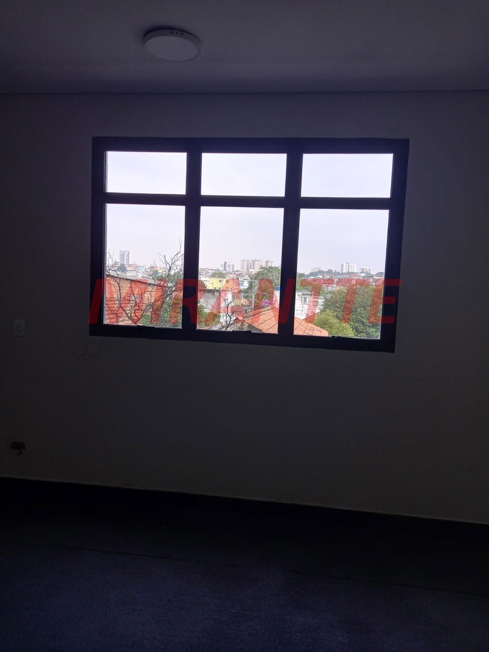 Comercial de 750m² em Limão