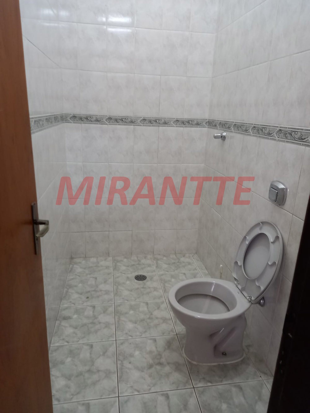 Comercial de 750m² em Limão