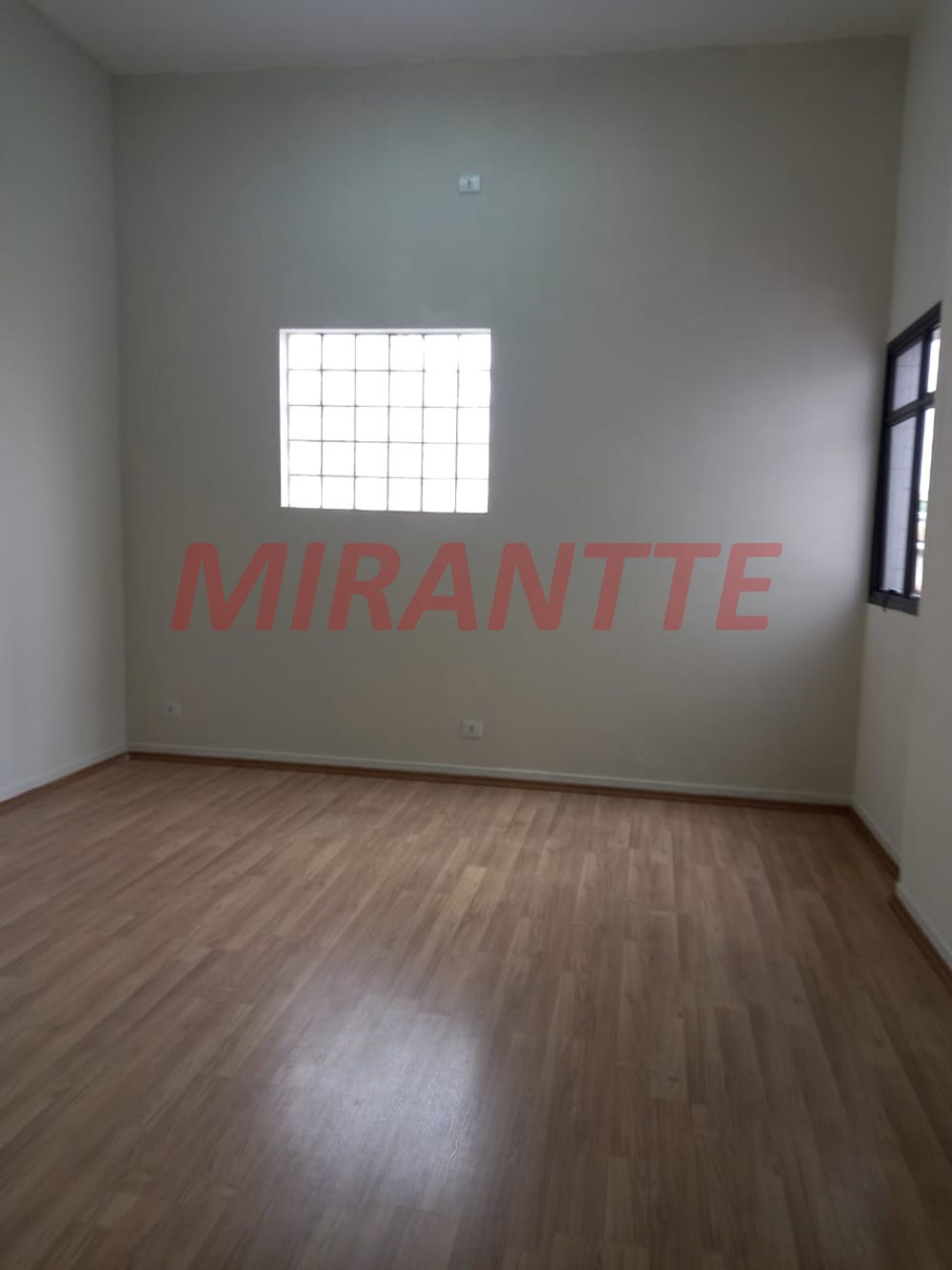 Comercial de 750m² em Limão