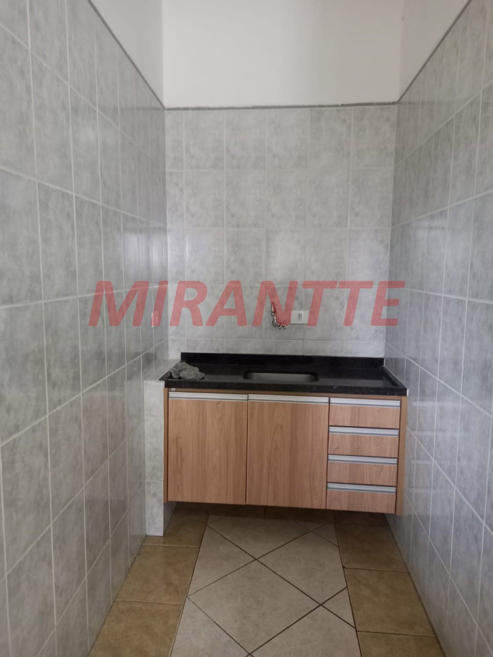Comercial de 750m² em Limão