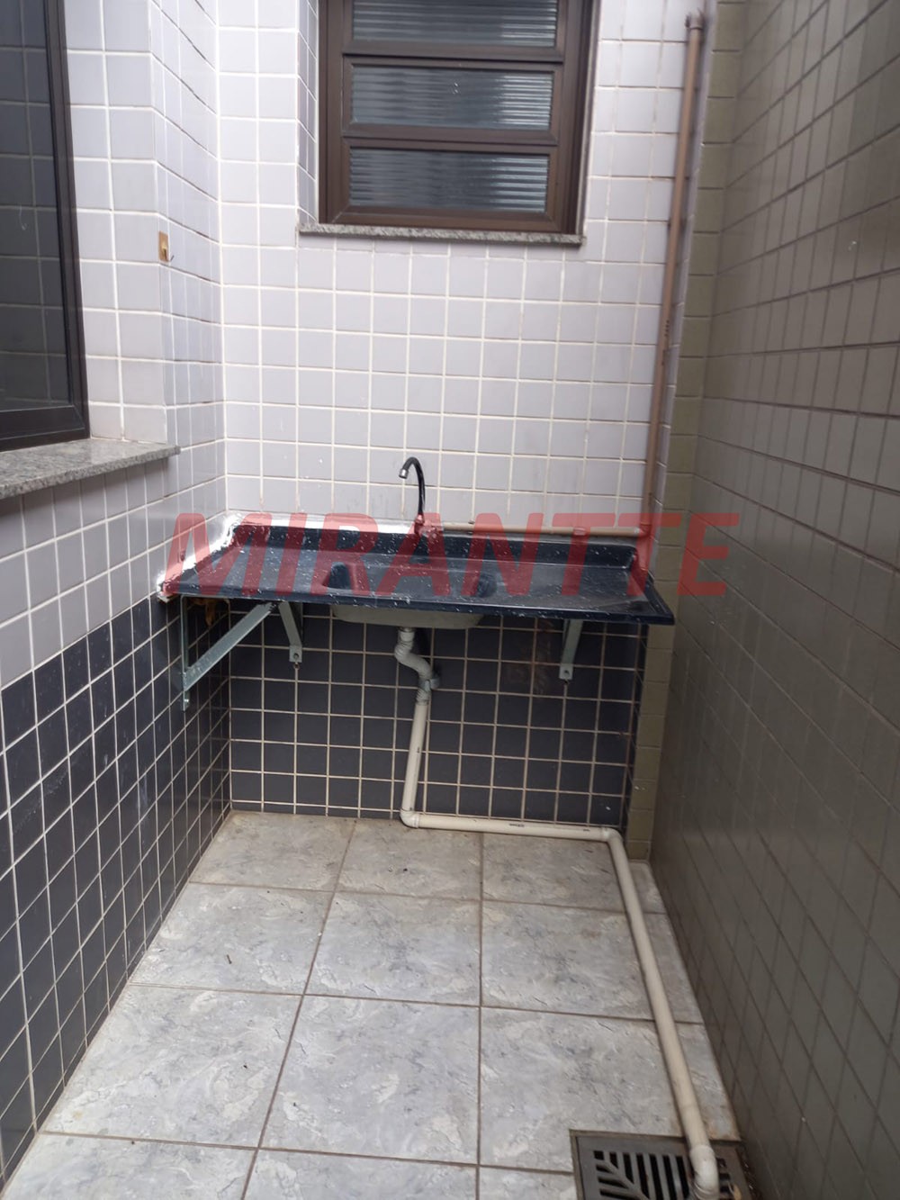 Comercial de 750m² em Limão