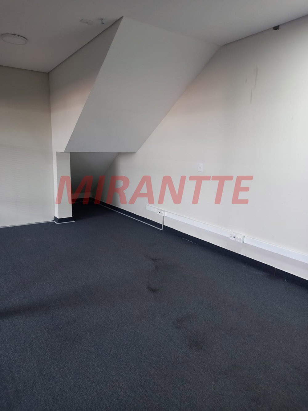 Comercial de 750m² em Limão