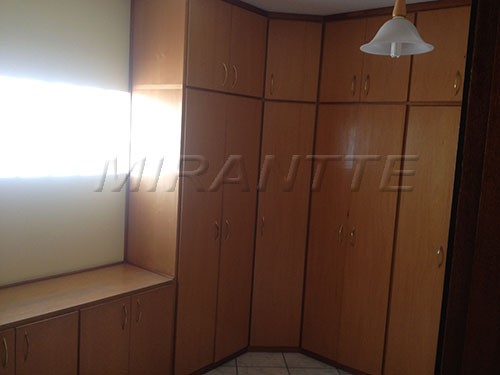 Sobrado com 4 quartos em Vila Miriam