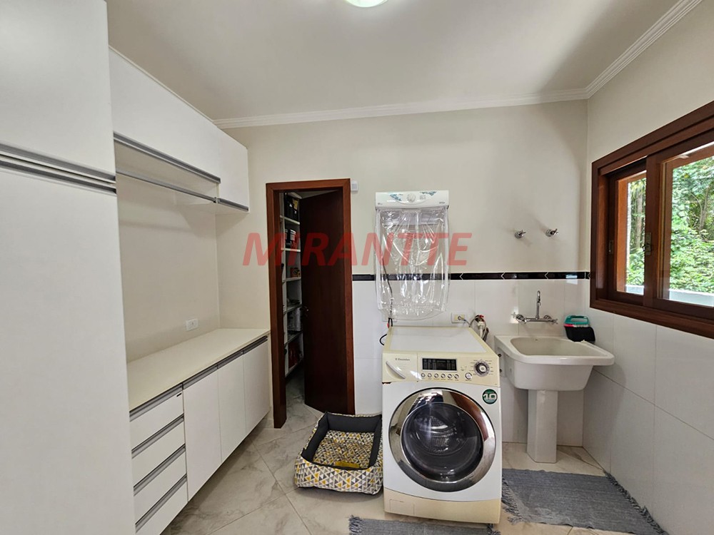 Sobrado de 380m² com 3 quartos em Serra Da Cantareira