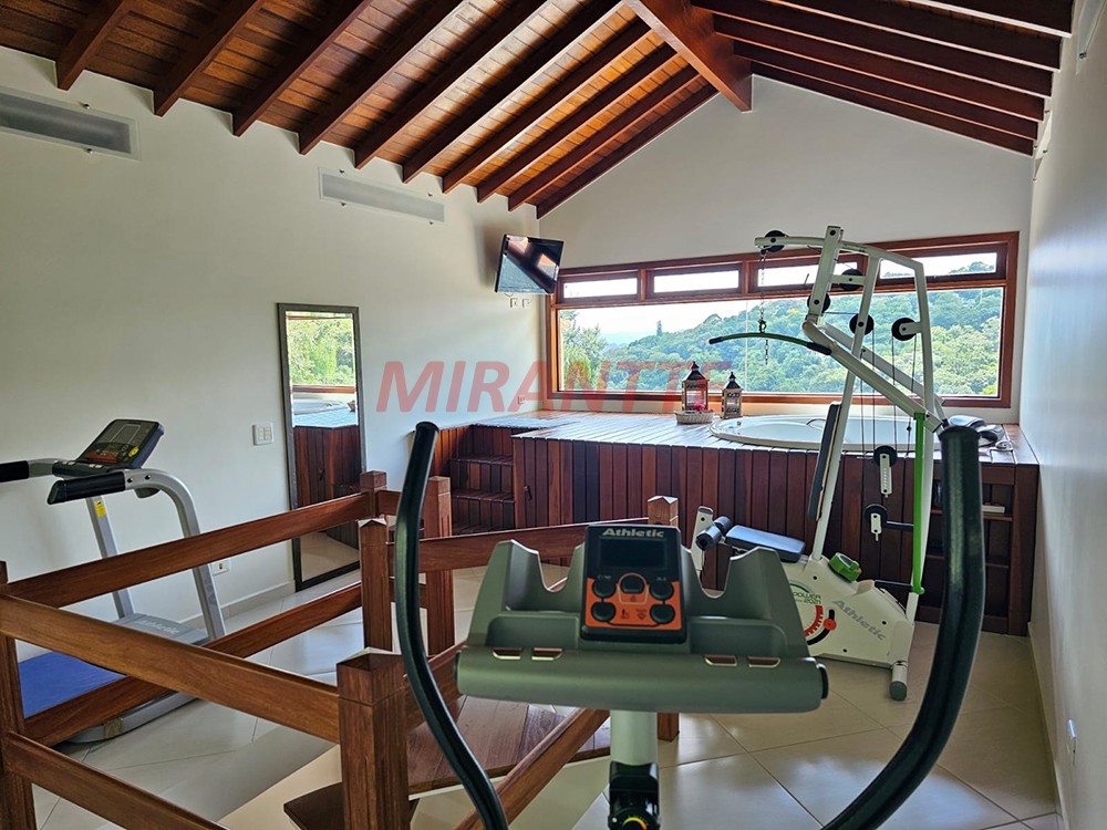 Sobrado de 380m² com 3 quartos em Serra Da Cantareira