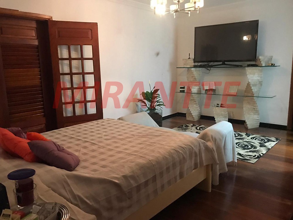 Sobrado de 700m² com 4 quartos em Serra da Cantareira