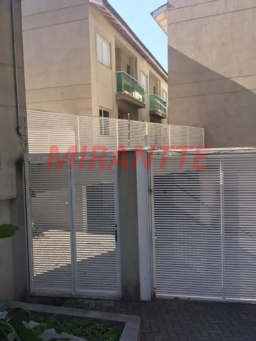 Cond. fechado com 3 quartos em Tremembe