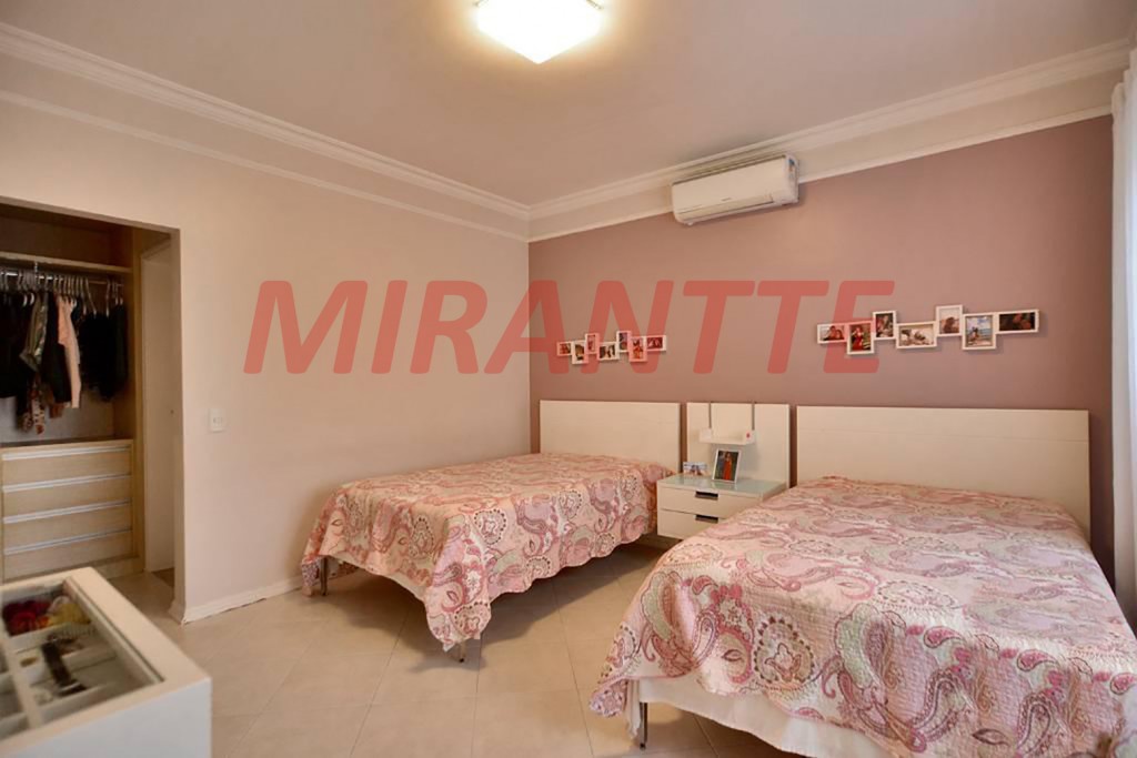 Sobrado de 230m² com 3 quartos em Água Fria