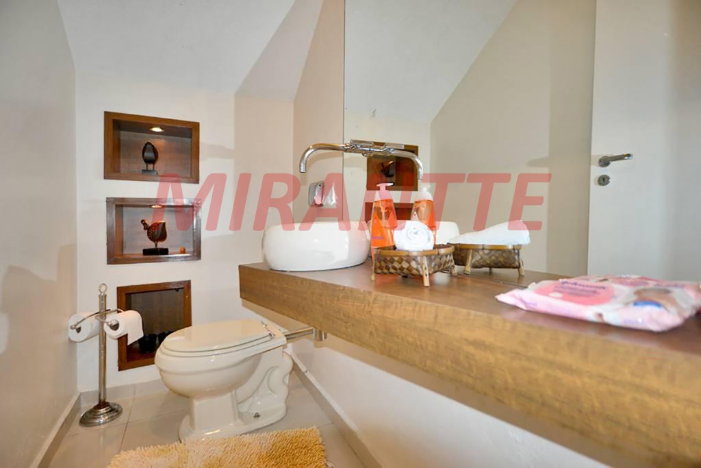 Sobrado de 230m² com 3 quartos em Água Fria