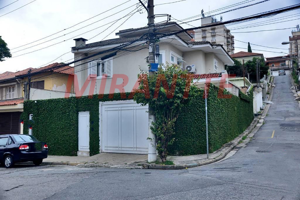 Sobrado de 230m² com 3 quartos em Água Fria