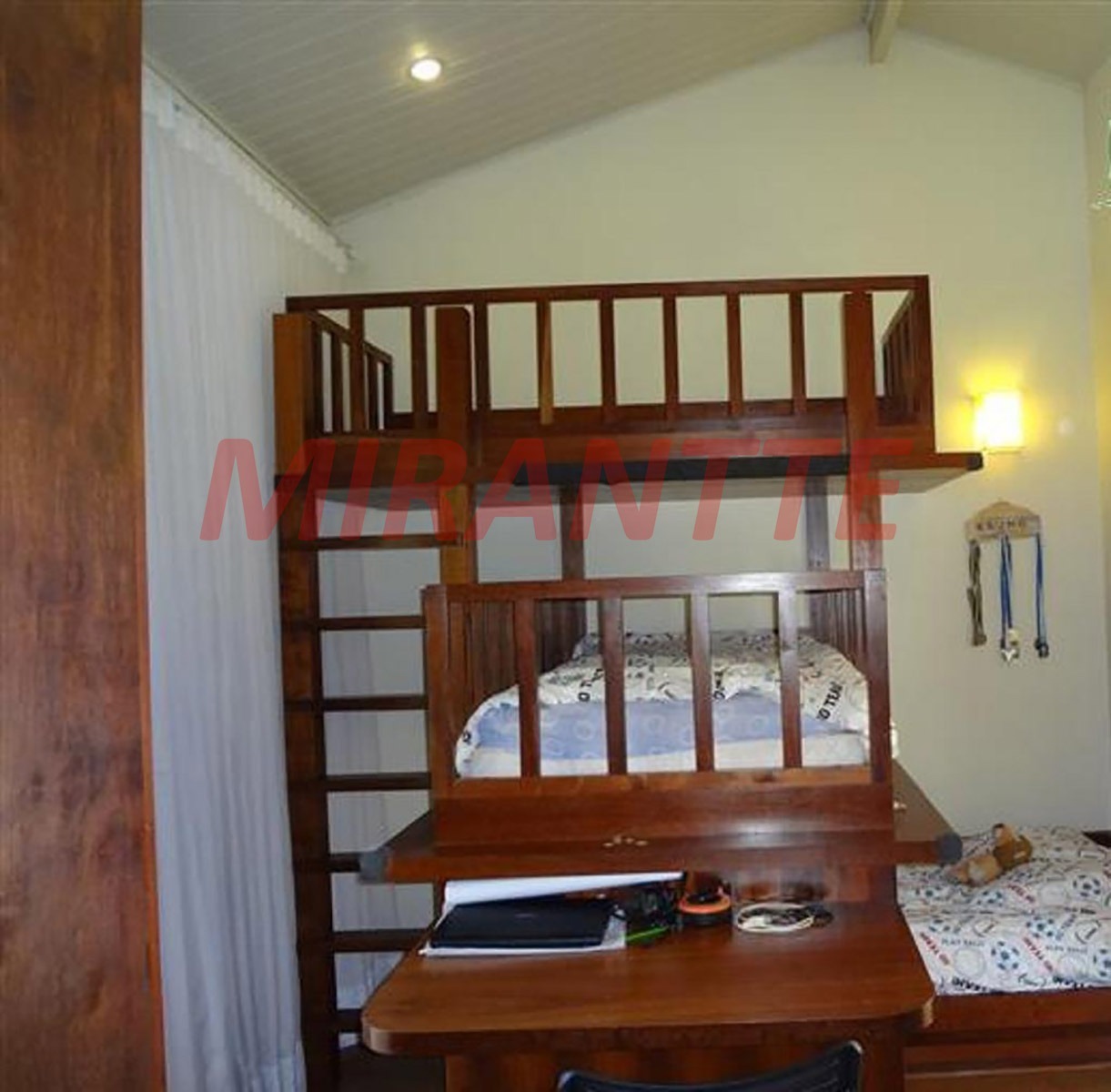 Sobrado de 600m² com 4 quartos em Serra Da Cantareira