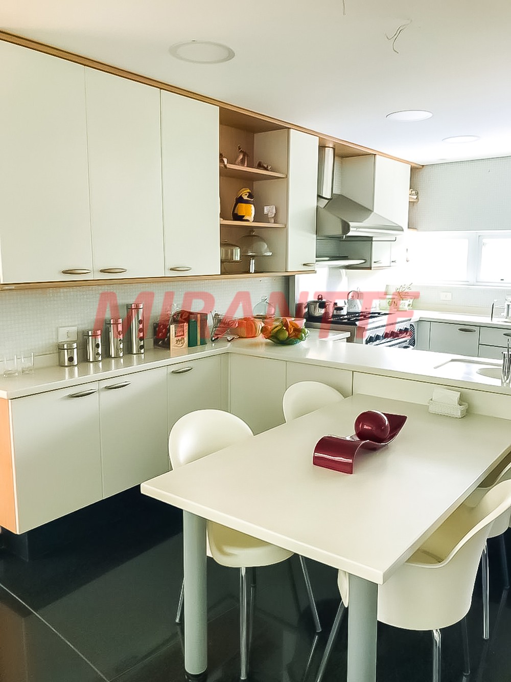 Cond. fechado de 800m² com 4 quartos em Jardim Ibiratiba