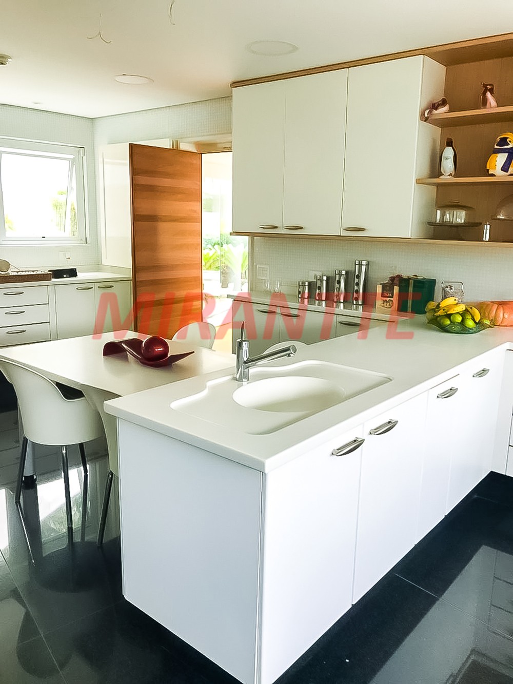 Cond. fechado de 800m² com 4 quartos em Jardim Ibiratiba