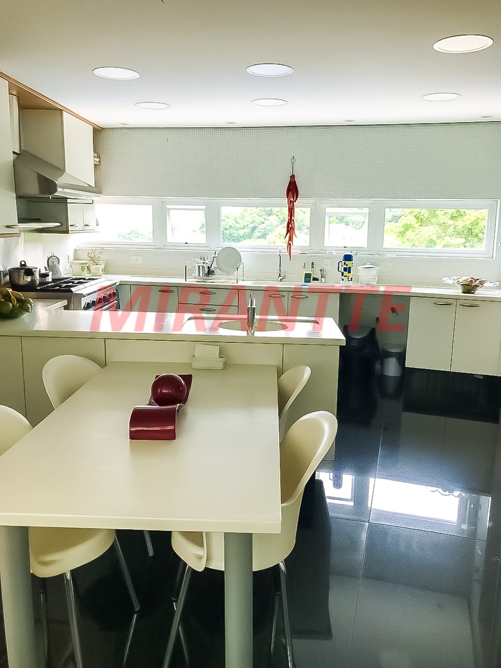 Cond. fechado de 800m² com 4 quartos em Jardim Ibiratiba