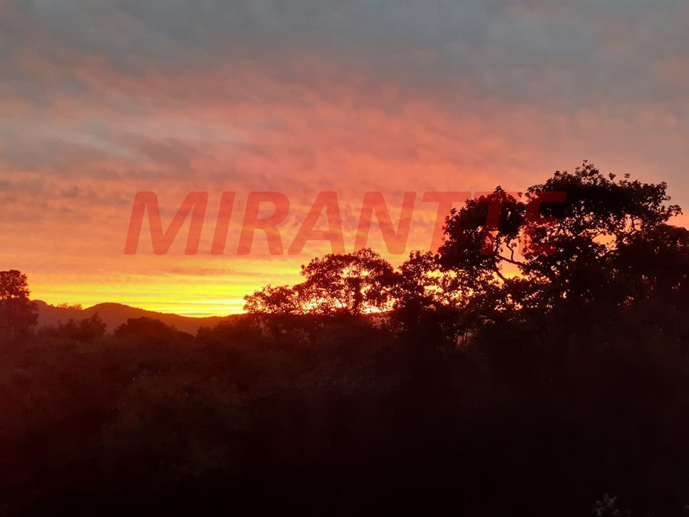 Sobrado de 700m² com 4 quartos em Serra da Cantareira
