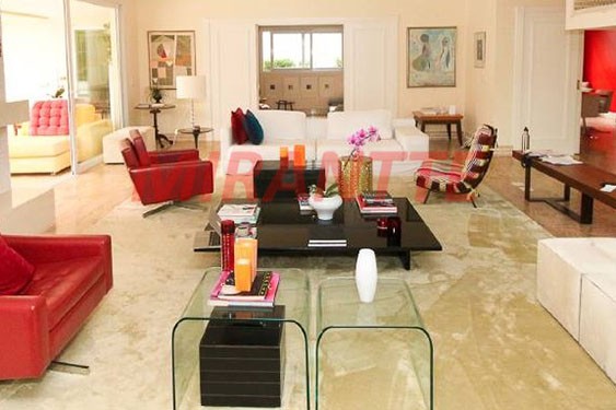 Sobrado de 900m² com 5 quartos em Fazenda Morumbi