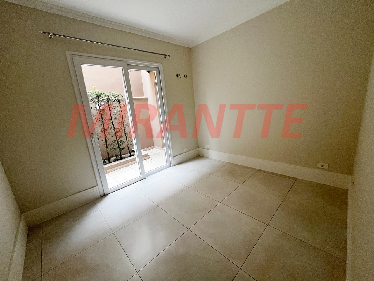Cond. fechado de 280m² com 4 quartos em Santana