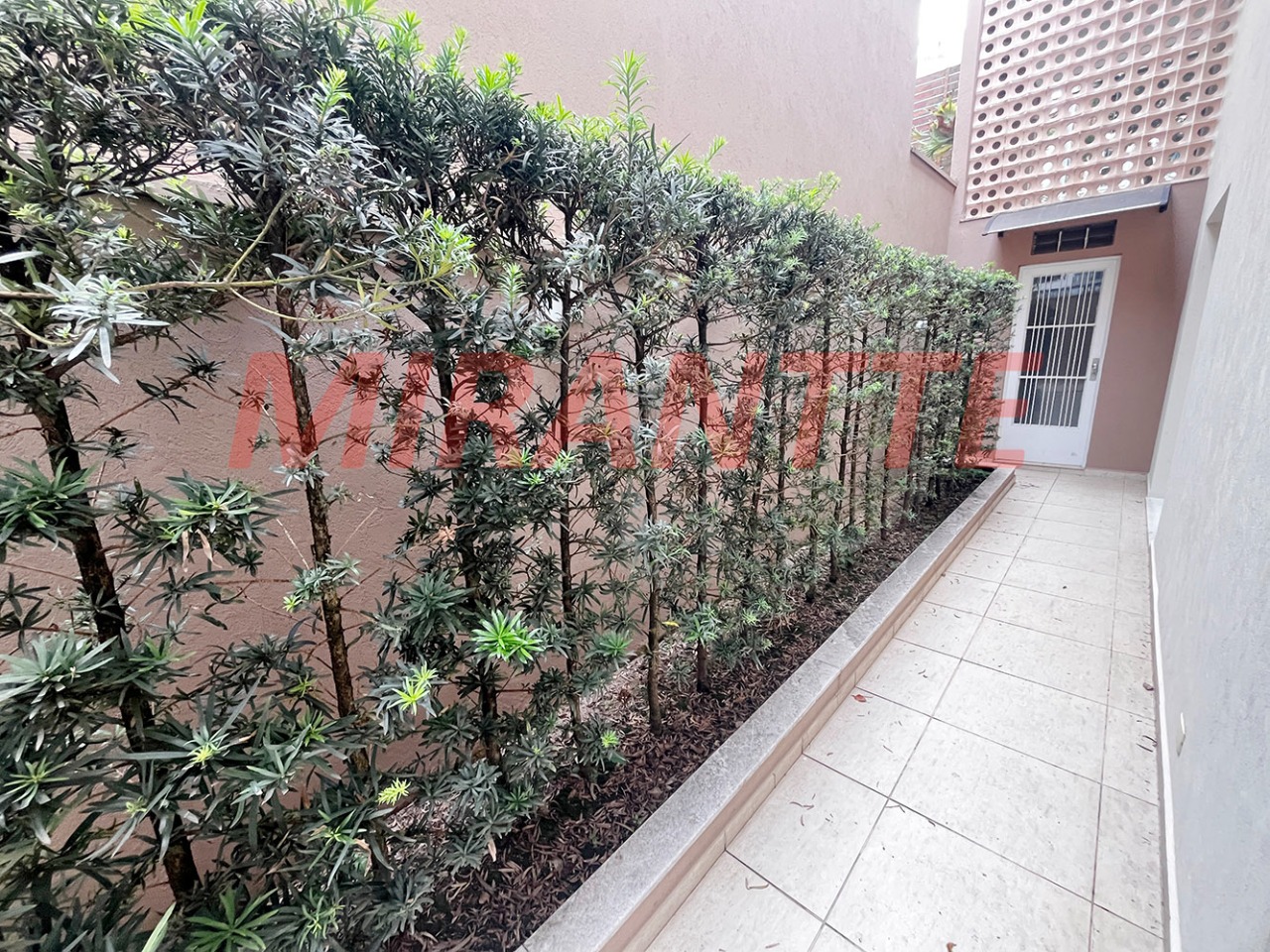 Cond. fechado de 280m² com 4 quartos em Santana
