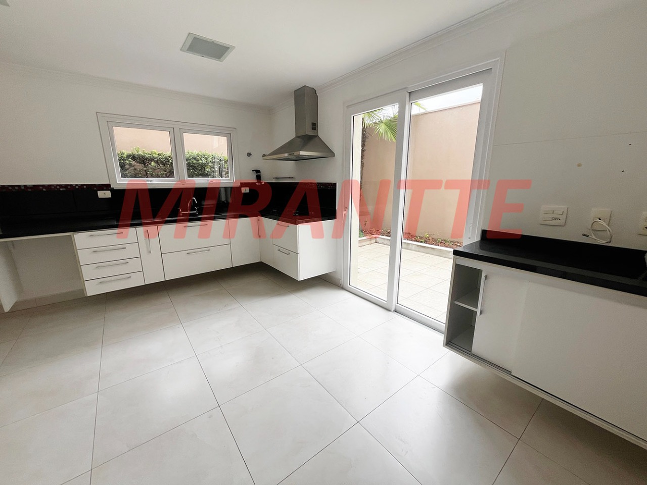 Cond. fechado de 280m² com 4 quartos em Santana