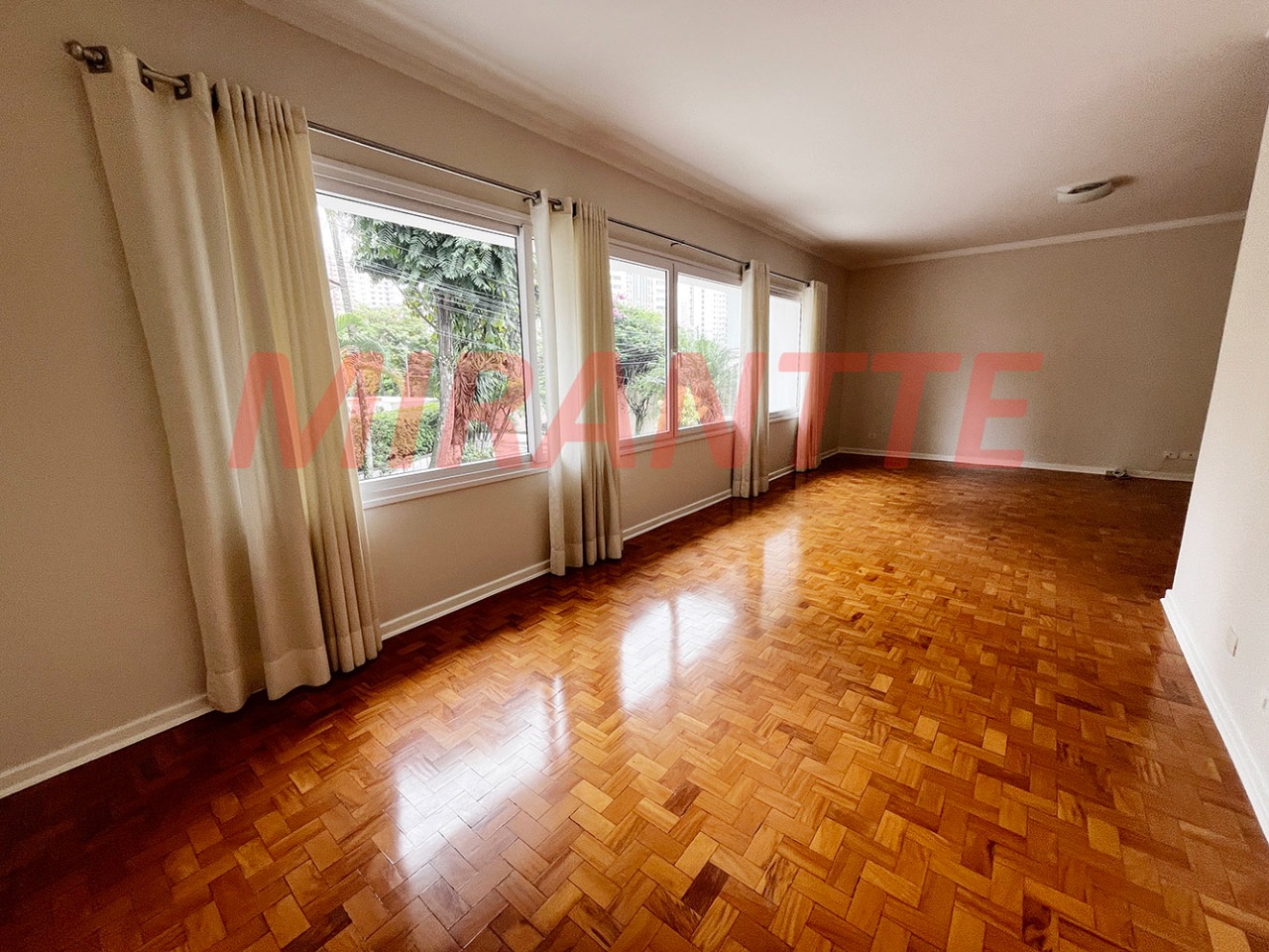 Cond. fechado de 280m² com 4 quartos em Santana