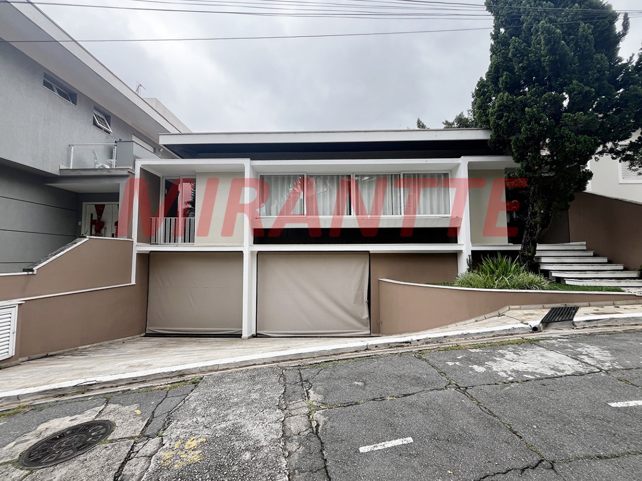 Cond. fechado de 280m² com 4 quartos em Santana