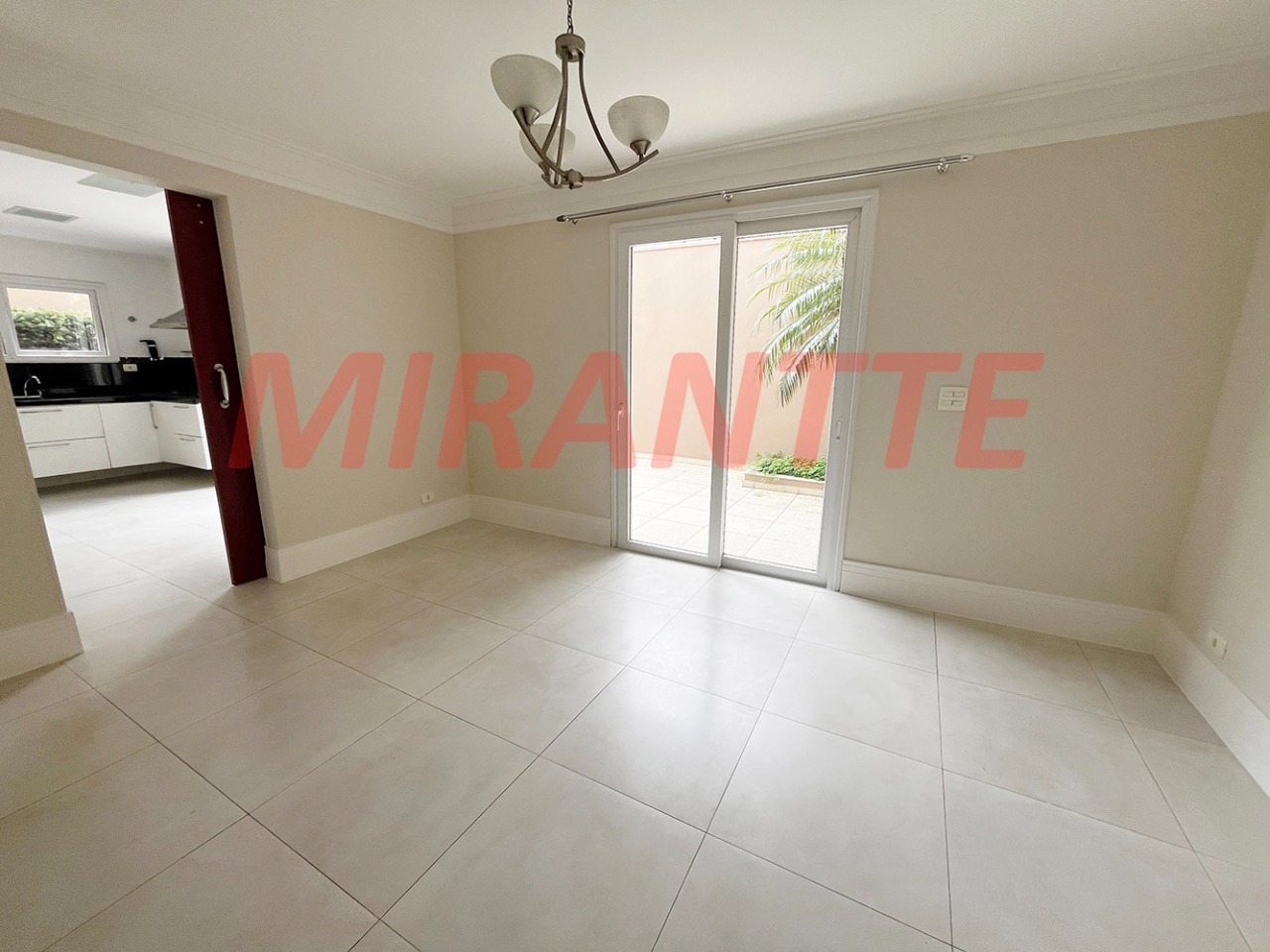 Cond. fechado de 280m² com 4 quartos em Santana