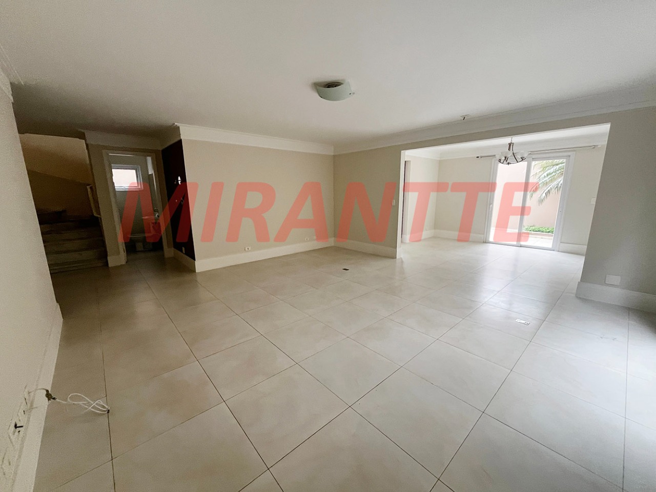 Cond. fechado de 280m² com 4 quartos em Santana