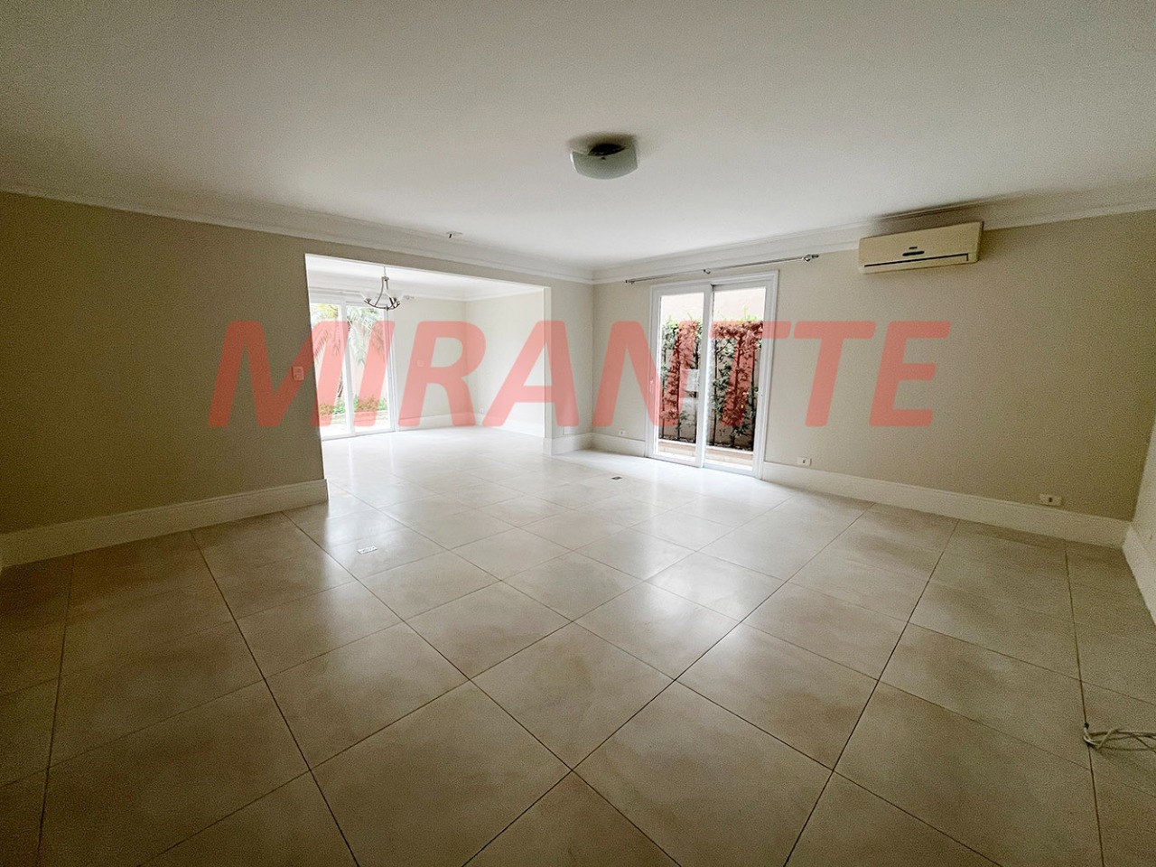 Cond. fechado de 280m² com 4 quartos em Santana