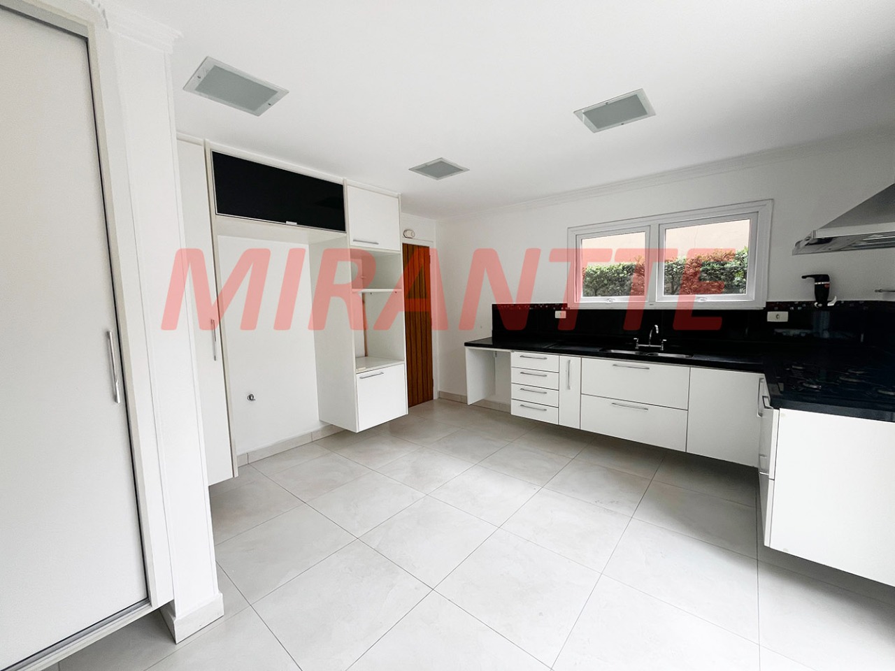 Cond. fechado de 280m² com 4 quartos em Santana