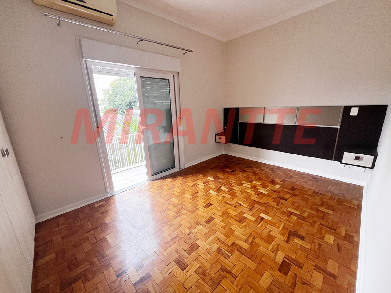 Cond. fechado de 280m² com 4 quartos em Santana
