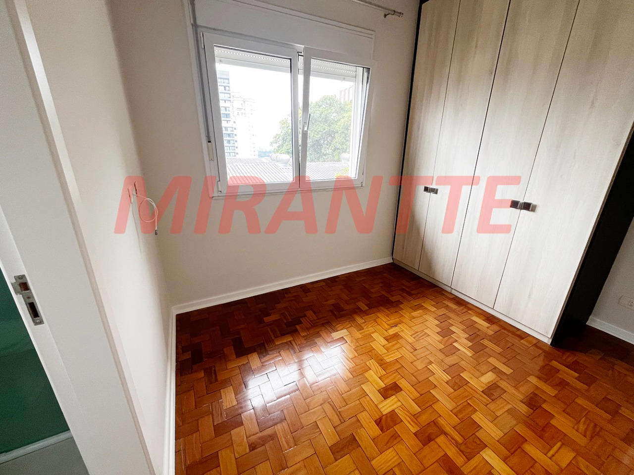 Cond. fechado de 280m² com 4 quartos em Santana